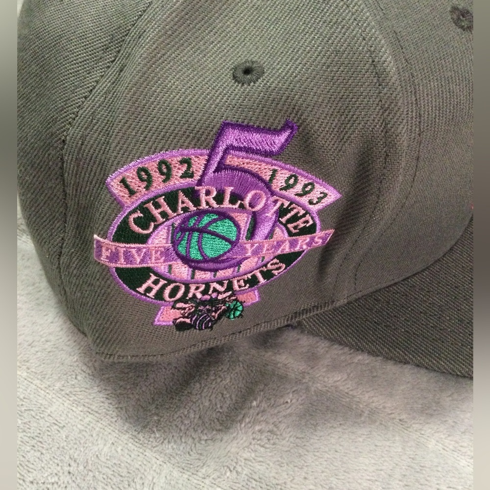 Mitchell & Ness Charlotte Hornets 5th Anniversary Grey/Pink/Purple Fitted Hat - Picture 9 of 9